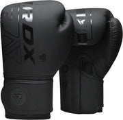 Guantes RDX frontal con logo mostrando ajuste y acabado duradero