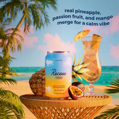 Recess lata Tropical Bliss servida con hielo, refresca tras el trabajo