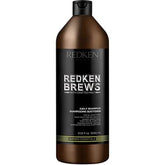 Redken Brews frente del envase mostrando el diseño y beneficio de limpieza suave