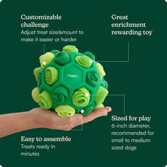 Comparación de tamaño de Reggie Snuffle Ball junto a mano para escala