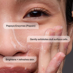 Revision Skincare tamaño 6.7 oz comparado con una mano para escala