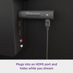 Roku streaming stick 4K conectado al puerto HDMI de un televisor moderno