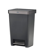Rubbermaid vista frontal 13 galones con acabado carbón y aspecto moderno