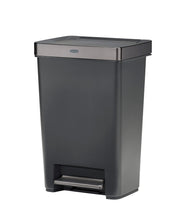 Rubbermaid vista frontal 13 galones con acabado carbón y aspecto moderno