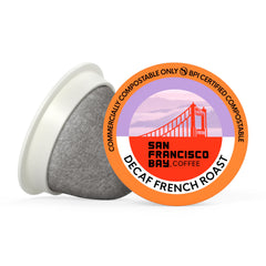 SAN FRANCISCO BAY taza servida con French Roast descafeinado lista para disfrutar