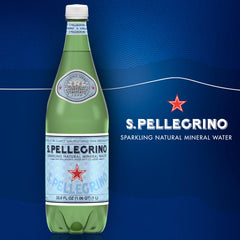 San Pellegrino burbujas en primer plano, textura suave y fina