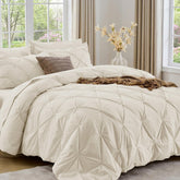 Sasttie vista frontal del edredón beige mostrando elegancia y calidez