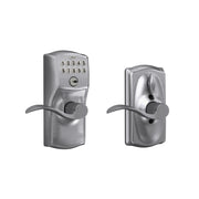 SCHLAGE Camelot frontal con manija satinada mostrando acabado y seguridad
