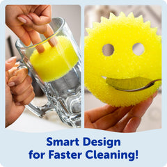 Scrub Daddy junto a una taza para comparar tamaño y ergonomía de la esponja Scrub Daddy
