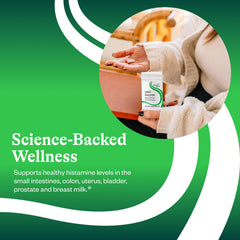 Seeking Health cápsula en mano para comparar tamaño, dosificación práctica