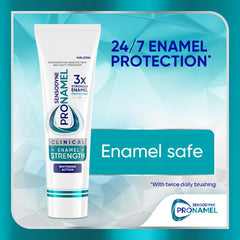 Sensodyne Pronamel persona cepillándose, sensación fresca y fortalecedora