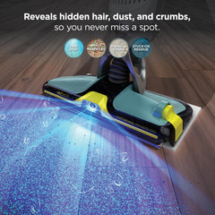 Shark VACMOP pulverizando solución sobre mancha para limpieza localizada eficaz