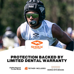 Shock Doctor protector sujeto al casco en campo, seguridad durante el partido