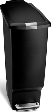 simplehuman vista frontal del cubo negro mostrando ahorro de espacio