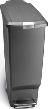 simplehuman vista frontal gris mostrando tapa y forma estrecha para ahorrar espacio