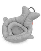 Skip Hop vista frontal del diseño Moby gris que facilita el baño seguro