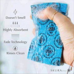 Skura Style esponja en uso en fregadero limpiando platos sin rayar