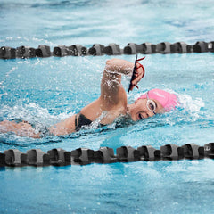 Speedo Vanquisher en nadador en la piscina mostrando ajuste seguro y rendimiento