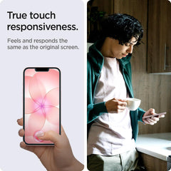 Spigen protector GlasTR instalado en iPhone demostrando tacto natural