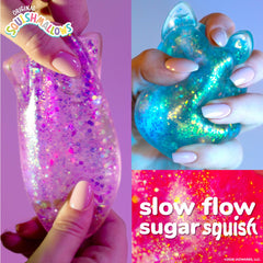Squishmallows SLIMYGLOOP en mano mostrando tamaño bolsillo y fácil uso