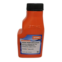 STIHL aceite en uso vertido en motosierra ofreciendo lubricación fiable