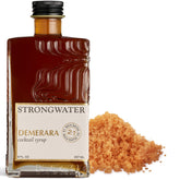 Strongwater frente del empaque mostrando botella y diseño, facilita identificación rápida