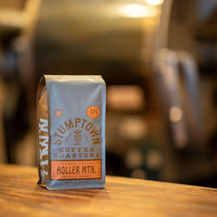 Stumptown Holler Mountain granos enteros en cuenco resaltando frescura aromática