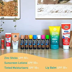 Sun Zapper aplicación de la barra en la cara de una niña en la playa para protección visible