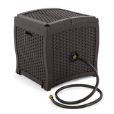 Suncast vista frontal del carrete con exterior tipo mimbre que mejora el jardín