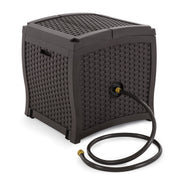 Suncast vista frontal del carrete con exterior tipo mimbre que mejora el jardín