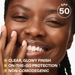 Supergoop! aplicación en mejillas para retoque facial y protección