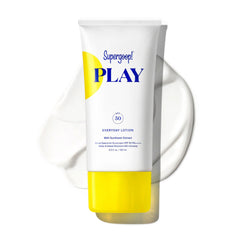 Supergoop! botella frente mostrando diseño y protección SPF 50