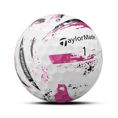 TaylorMade comparación de la pelota en una mano para mostrar tamaño y escala
