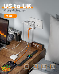 TESSAN en uso en habitación de hotel cargando teléfono y tablet simultáneamente