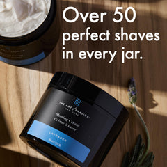 The Art of Shaving crema lavanda aplicada en mano para protección al afeitar