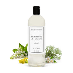 The Laundress frasco frontal mostrando etiqueta clara y fácil dosificación