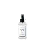 The Laundress spray frontal mostrando botella elegante y beneficio de frescura