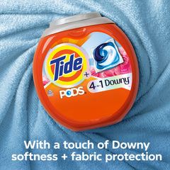 Cápsula Tide PODS dentro del tambor de lavadora demostrando uso sencillo y sin derrames