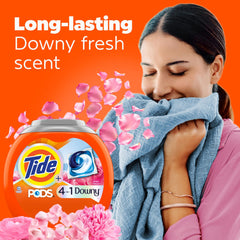 Close-up de una cápsula Tide PODS con Downy mostrando el diseño concentrado y eficacia