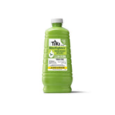 TIKI botella frontal mostrando etiqueta y capacidad de 64 oz, práctica y duradera