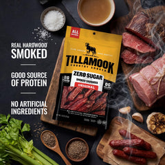 Tillamook Country Smoker salchicha en mano para comparar tamaño práctico