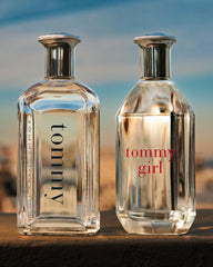 Tommy Hilfiger frasco sobre mesa en luz natural destacando frescura
