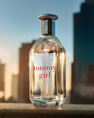 Tommy Hilfiger primer plano del atomizador y textura de vidrio elegante