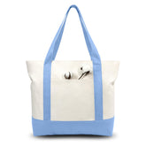 TOPDesign vista frontal del bolso tote azul claro mostrando capacidad práctica