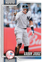 Sobre abierto con cartas Topps en primer plano, Topps facilita descubrimientos emocionantes