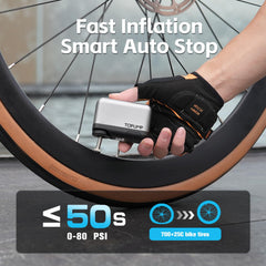 TOPUMP TB2PRO inflando neumático en bicicleta para una reparación rápida en ruta