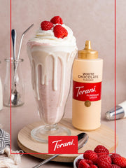 Torani salsa chocolate blanco decorando helado con brillo apetitoso