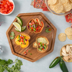 Tostitos frascos en mesa junto a totopos listos para compartir