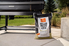pellets Traeger en tolva de parrilla en uso aportando sabor ahumado consistente