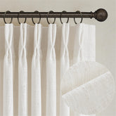 TWODRAPES vista frontal de los dos paneles listos para colgar y apariencia elegante